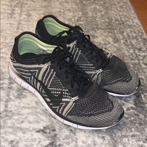 Nike flyknit tennis shoes